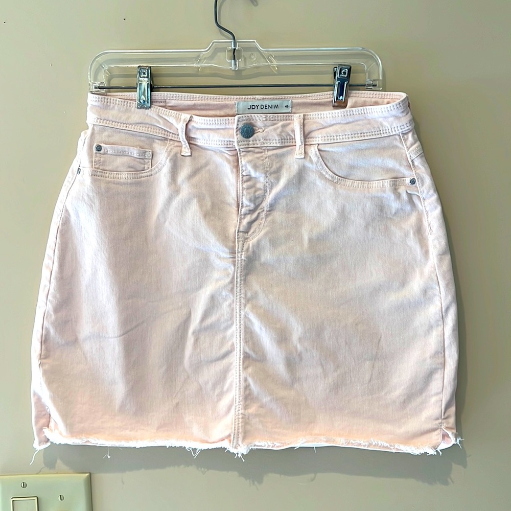 Pink denim skirt with fringe edge